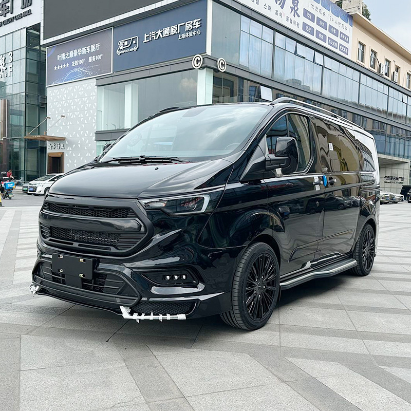 最新款福特黑武士商务车 黑红内饰配色